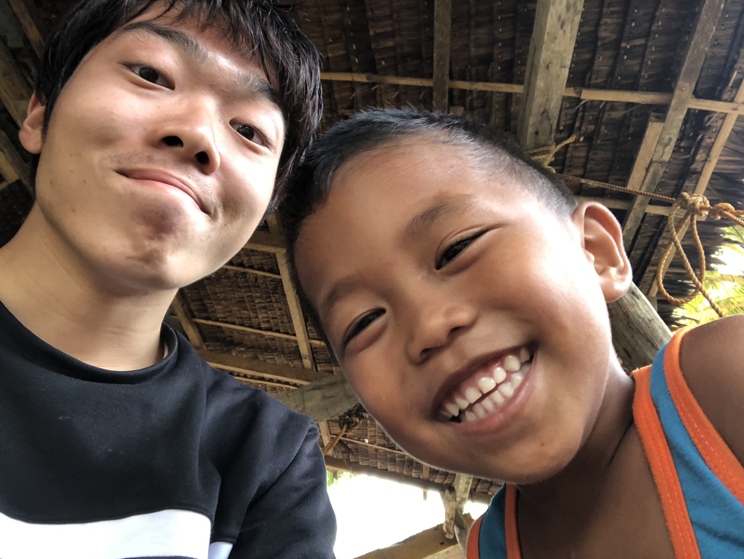 教会にて　フィリピンの少年と