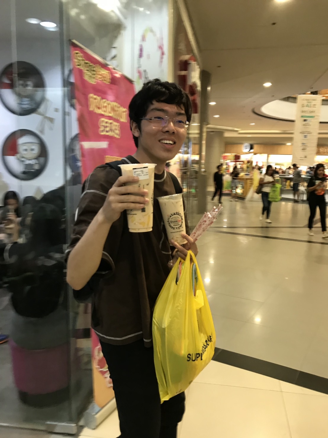 SMモールでショッピング中