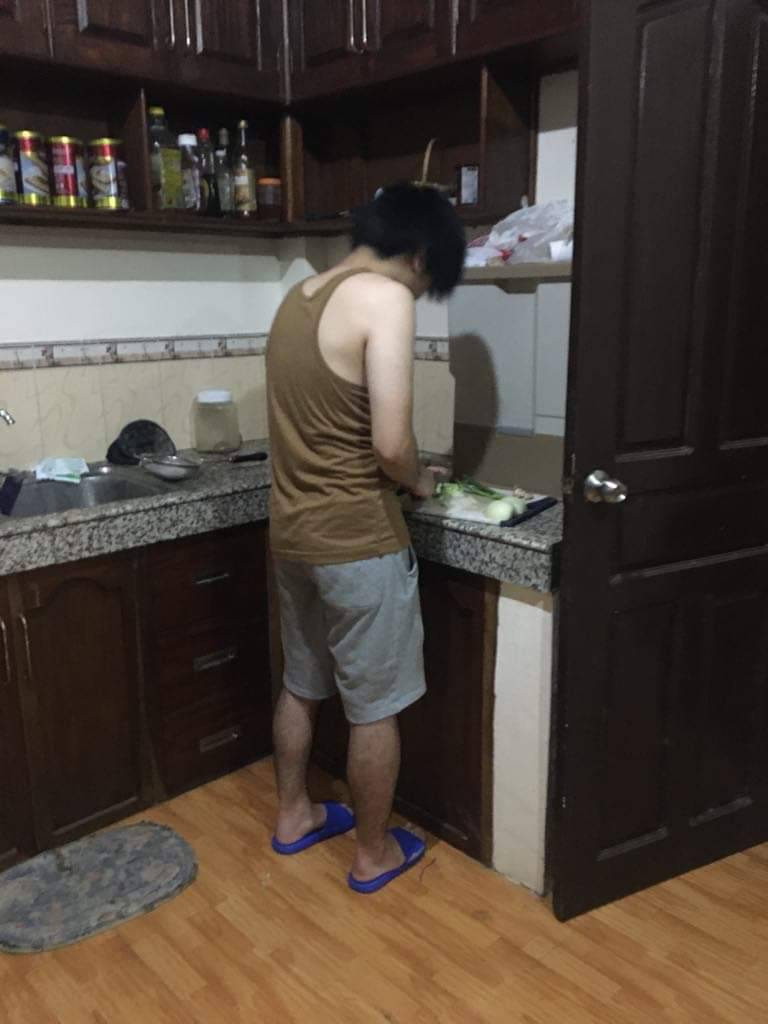 先生の家で料理中