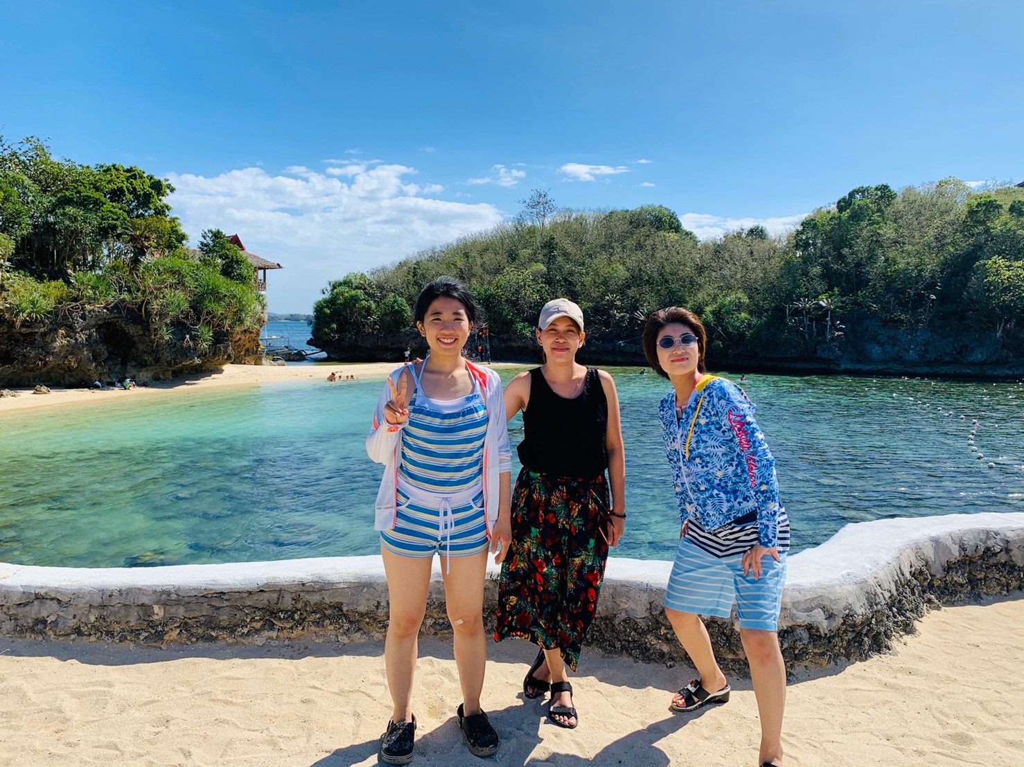 2人の学生withチューター in NATAGO BEACH