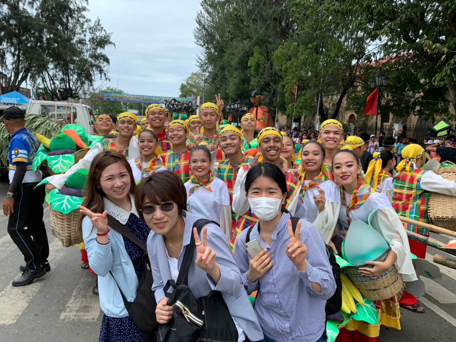 3人の学生と祭り参加者 in MIYAGAO