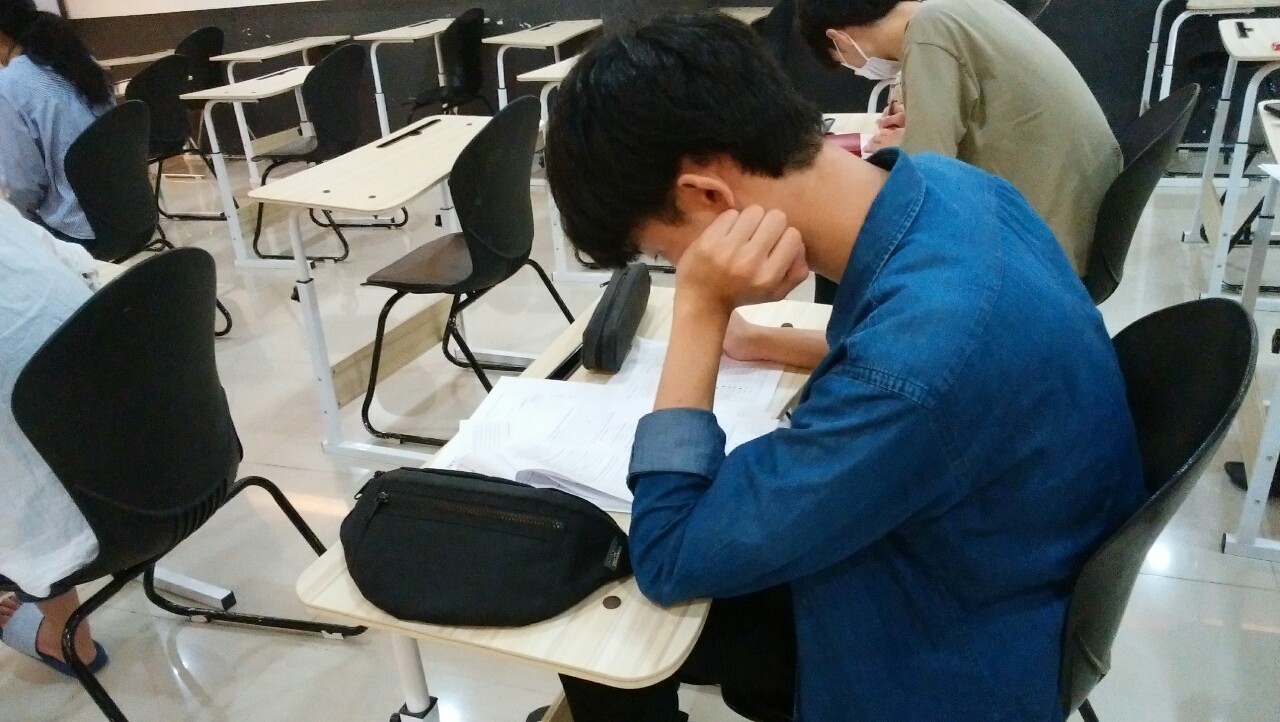 試験中の中村くん