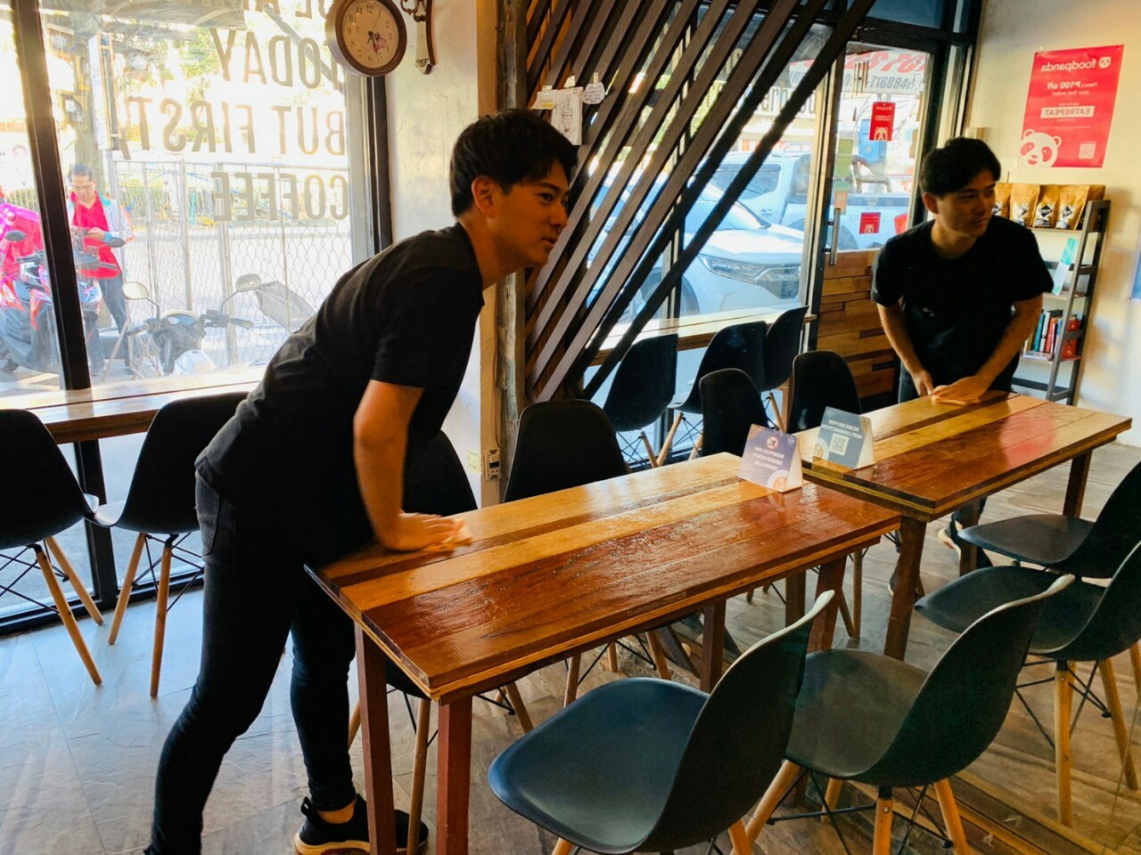 カフェでインターンシップ(片付け中)