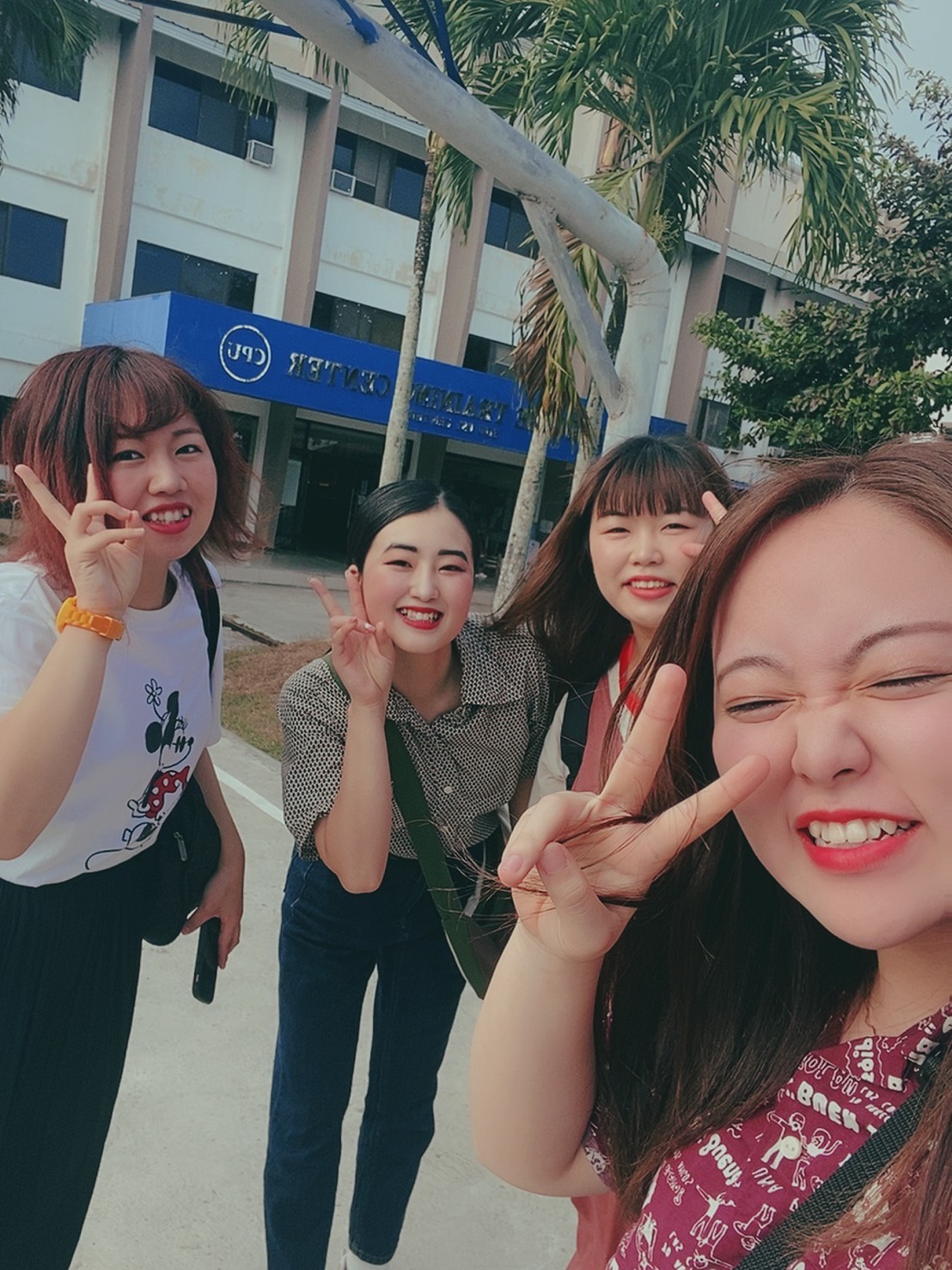 MK校舎前で4ショット
