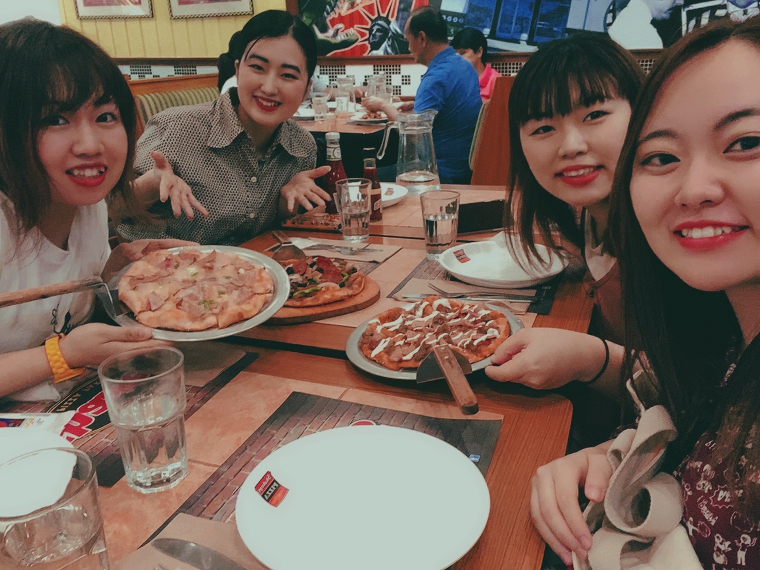 Shakey’sで4ショット