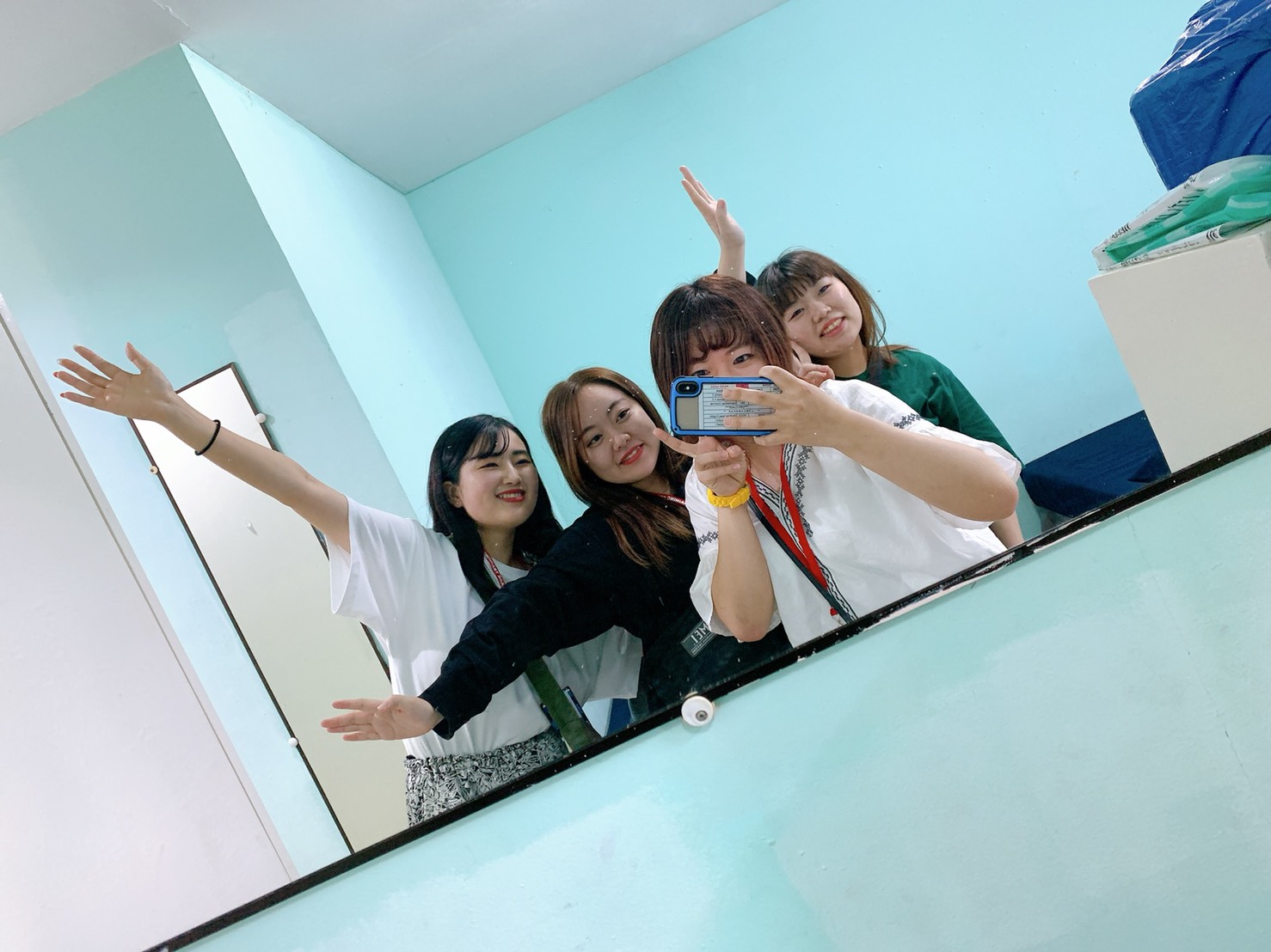 ドミトリーで4ショット