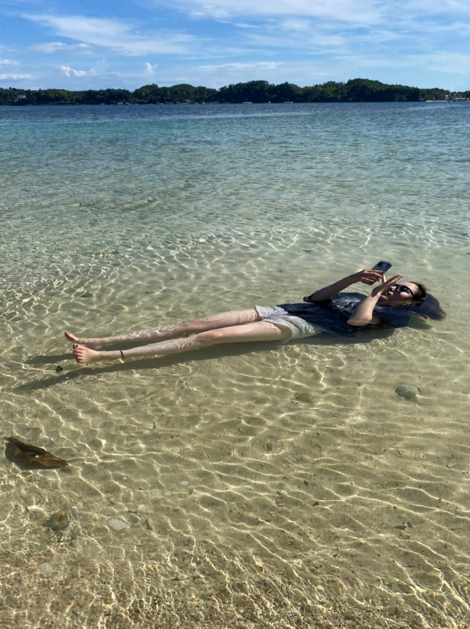 海でスマホ